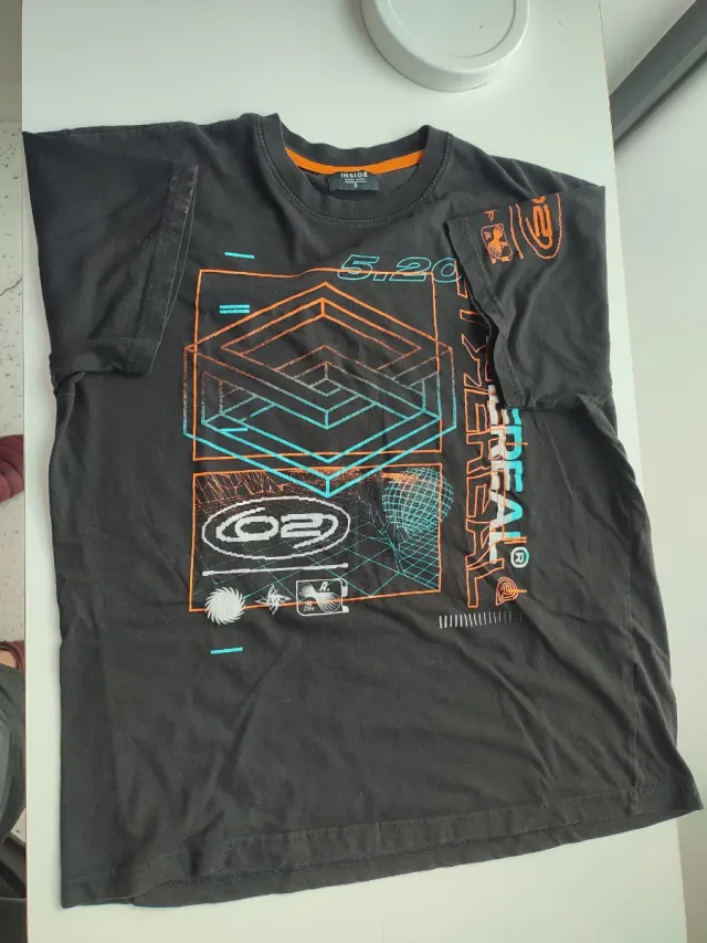 Conjunto INSIDE: Camiseta Negra y Vaqueros