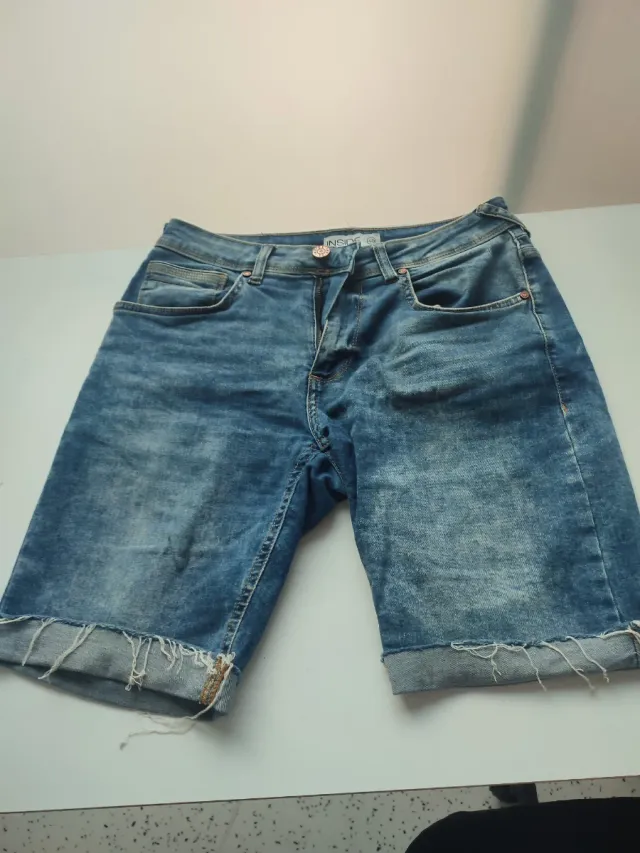 Conjunto INSIDE: Camiseta Negra y Vaqueros