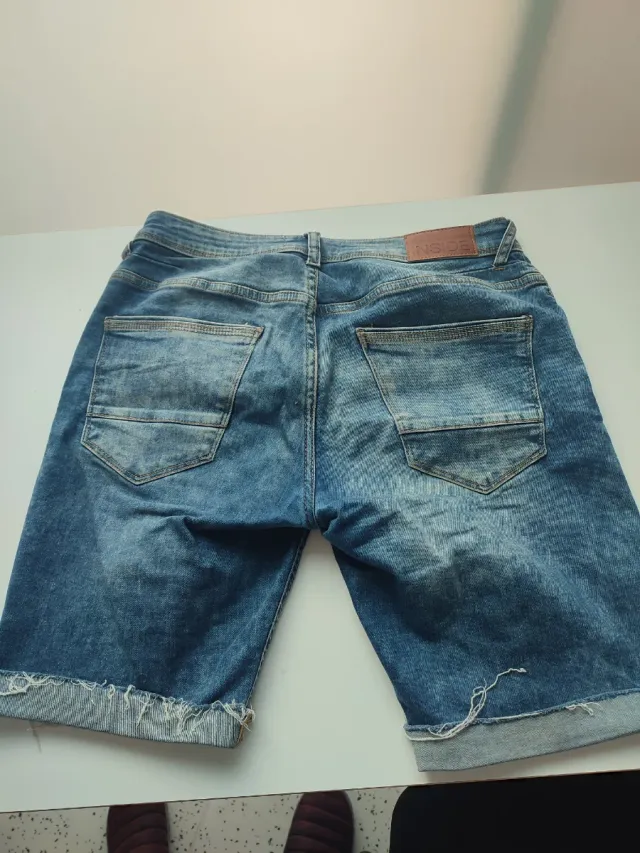 Conjunto INSIDE: Camiseta Negra y Vaqueros