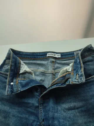 Conjunto INSIDE: Camiseta Negra y Vaqueros