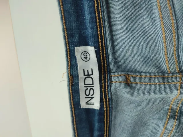 Conjunto INSIDE: Camiseta Negra y Vaqueros