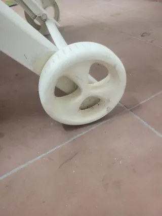 Tumbona antigua de plástico blanca