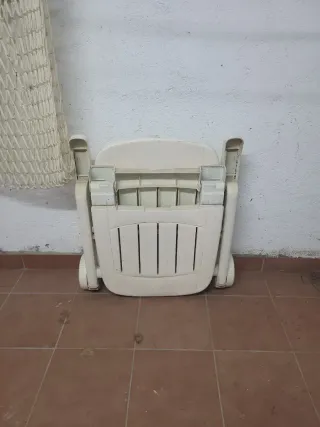 Tumbona antigua de plástico blanca