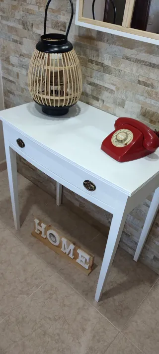 Consola entrada o tocador blanco.