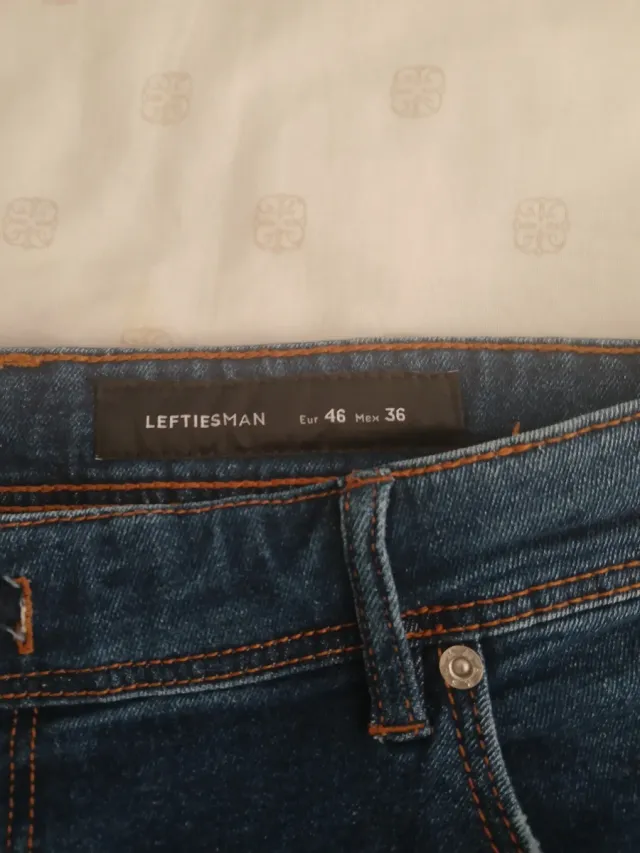 Vaqueros cortos desgastados