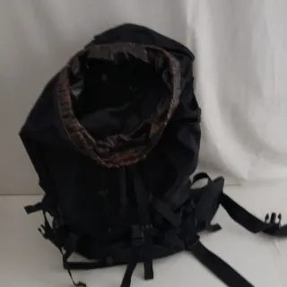 Mochila Amazon Basics 55L Negra