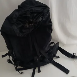 Mochila Amazon Basics 55L Negra