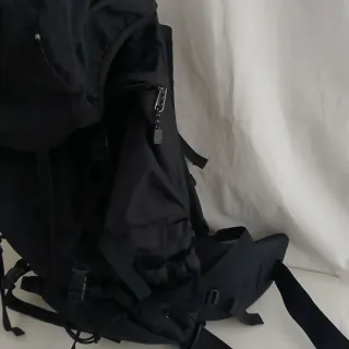 Mochila Amazon Basics 55L Negra