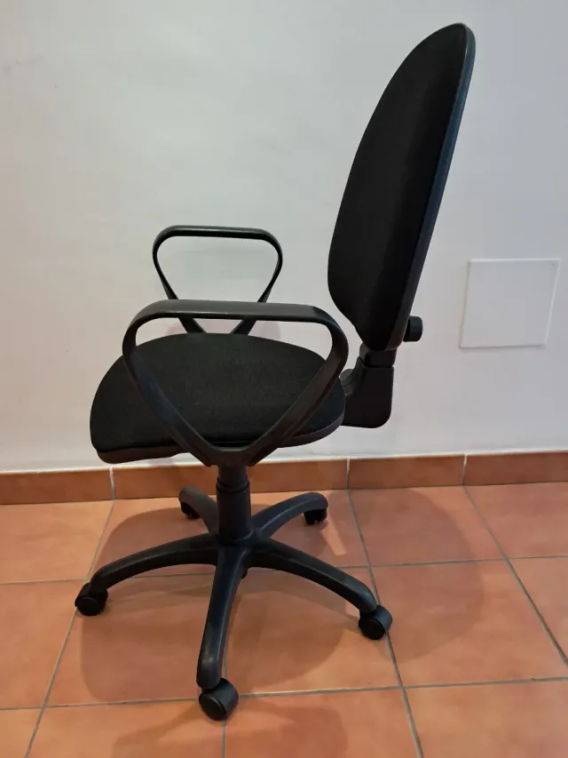 Silla de oficina negra