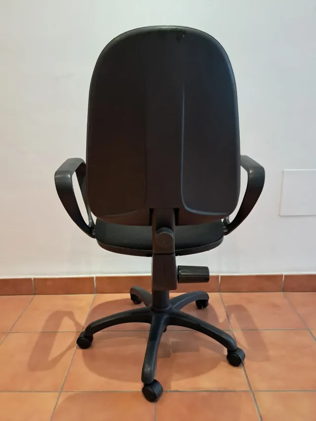 Silla de oficina negra