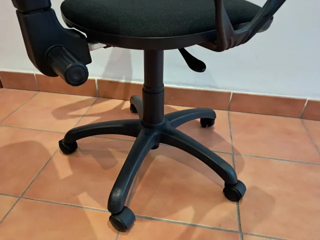 Silla de oficina negra