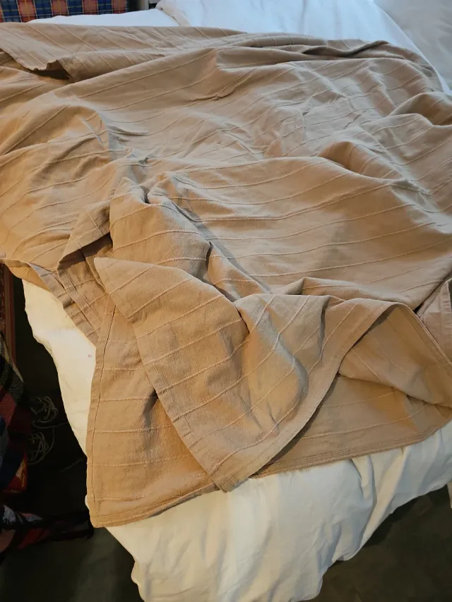 Manta cubrecama matrimonial beige