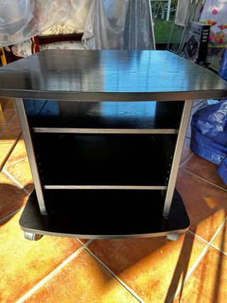 Mesa TV negra con ruedas