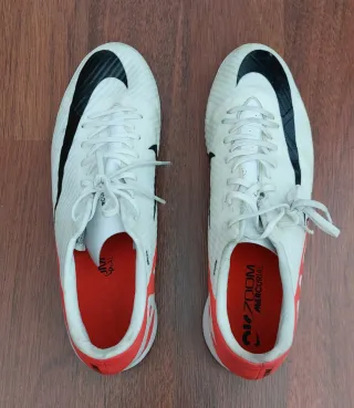 Zapatillas Nike Futsal Blancas y Rojas