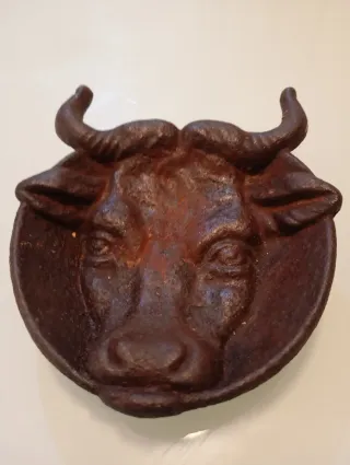 Cenicero cabeza de toro. Muy antiguo. De