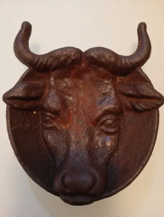 Cenicero cabeza de toro. Muy antiguo. De