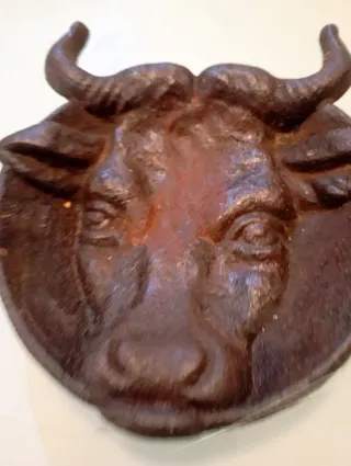 Cenicero cabeza de toro. Muy antiguo. De