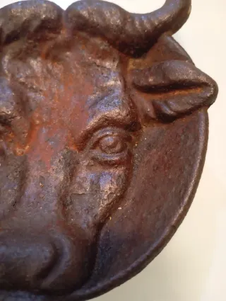 Cenicero cabeza de toro. Muy antiguo. De