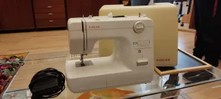 Máquina de coser Singer blanca