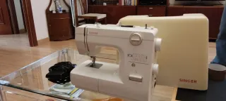 Máquina de coser Singer blanca