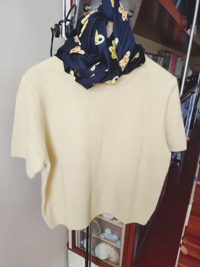 Suéter fino amarillo clarito, L