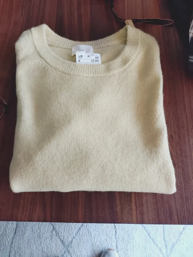 Suéter fino amarillo clarito, L