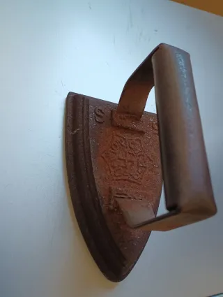 Plancha antigua de hierro con esvástica