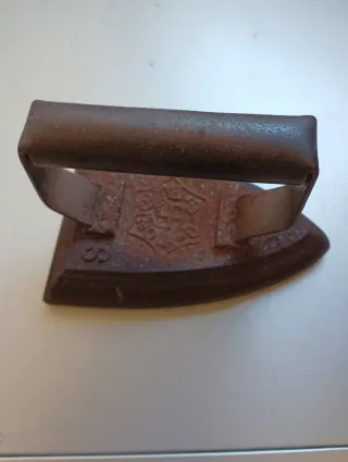 Plancha antigua de hierro con esvástica