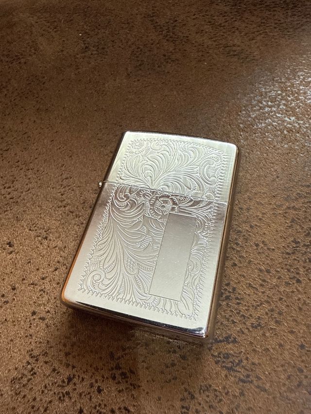 Mechero Zippo plateado con grabado