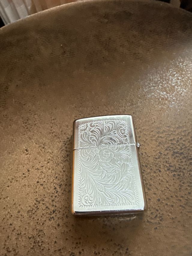 Mechero Zippo plateado con grabado