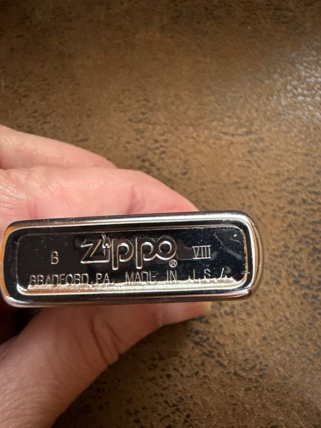 Mechero Zippo plateado con grabado