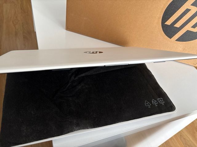 Portátil HP Blanco con su caja