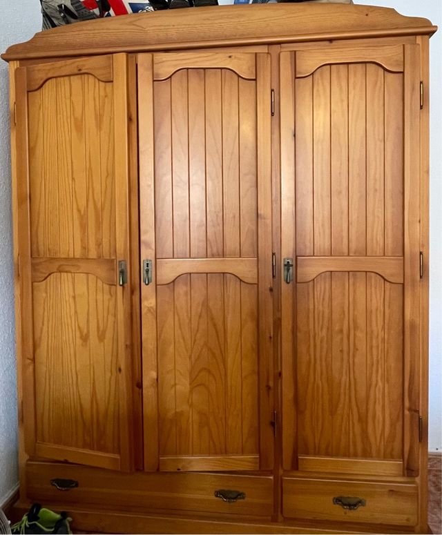 Armario de madera maciza