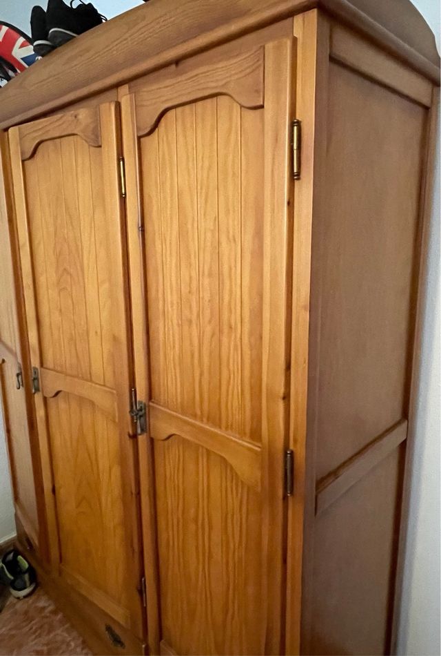 Armario de madera maciza