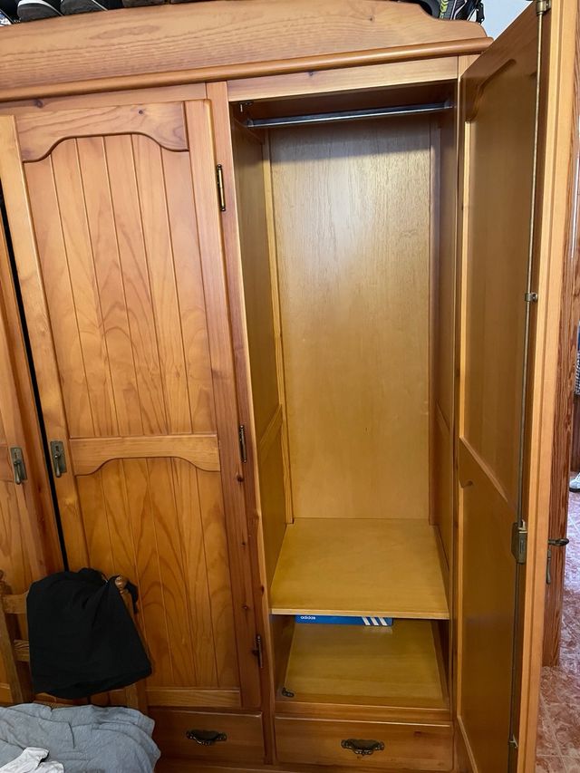 Armario de madera maciza