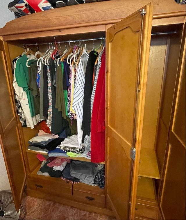 Armario de madera maciza