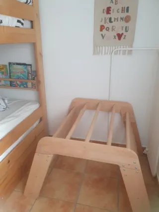 Trapecio infantil de madera en muy buen estado.