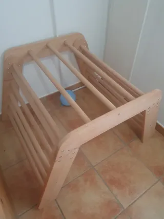 Trapecio infantil de madera en muy buen estado.