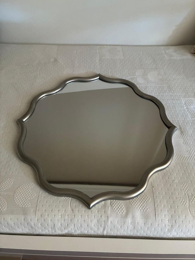 Espejo marco plateado forma ondulada