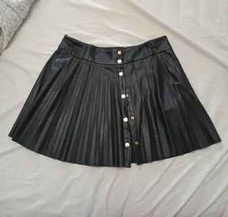 Falda Zara negra corta plisada