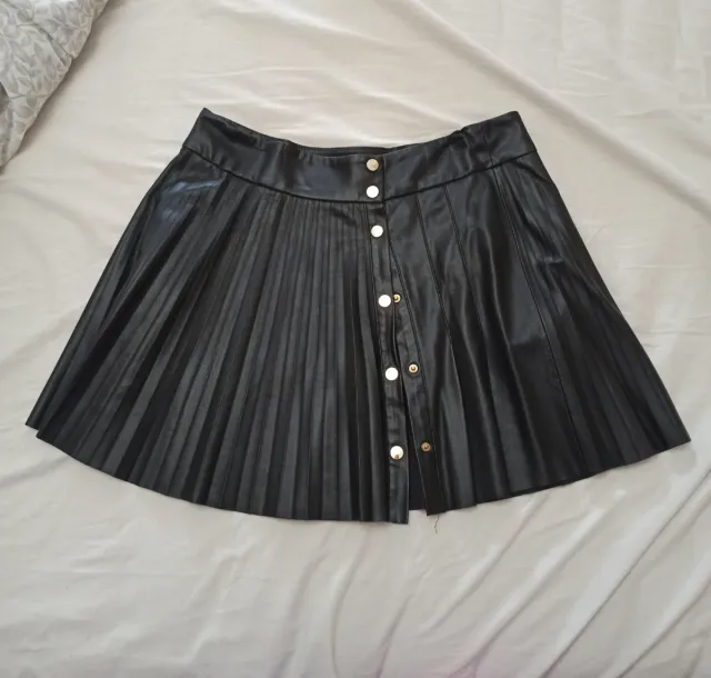 Falda Zara negra corta plisada