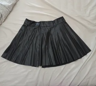 Falda Zara negra corta plisada