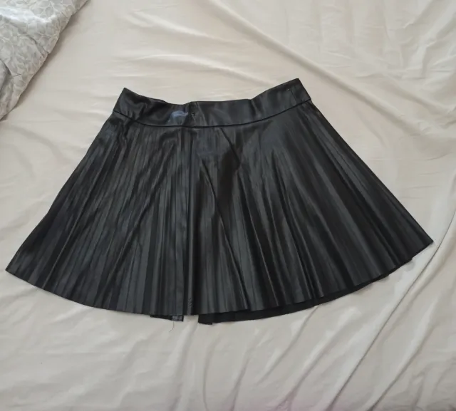 Falda Zara negra corta plisada