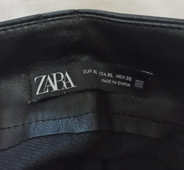 Falda Zara negra corta plisada