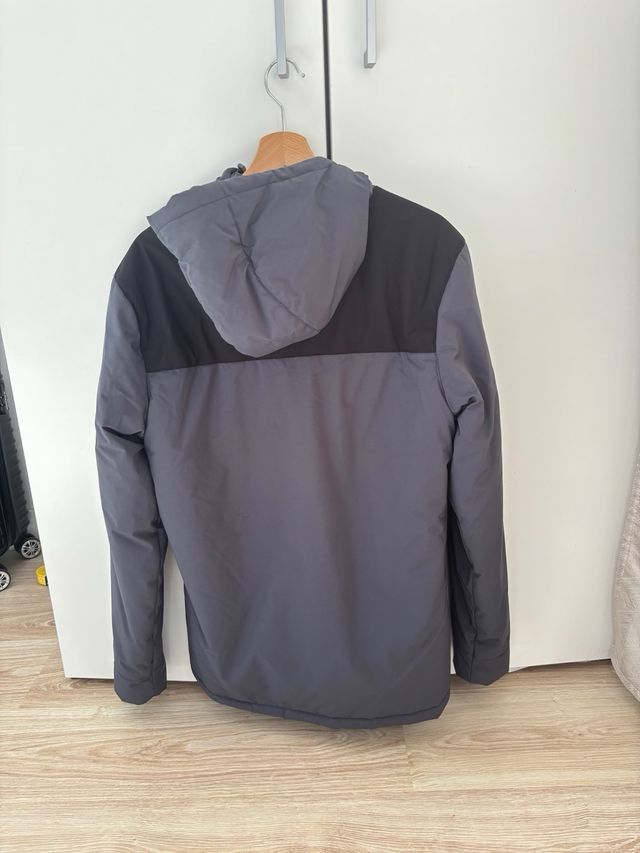 Abrigo Athletic Club Castore Gris y Rosa