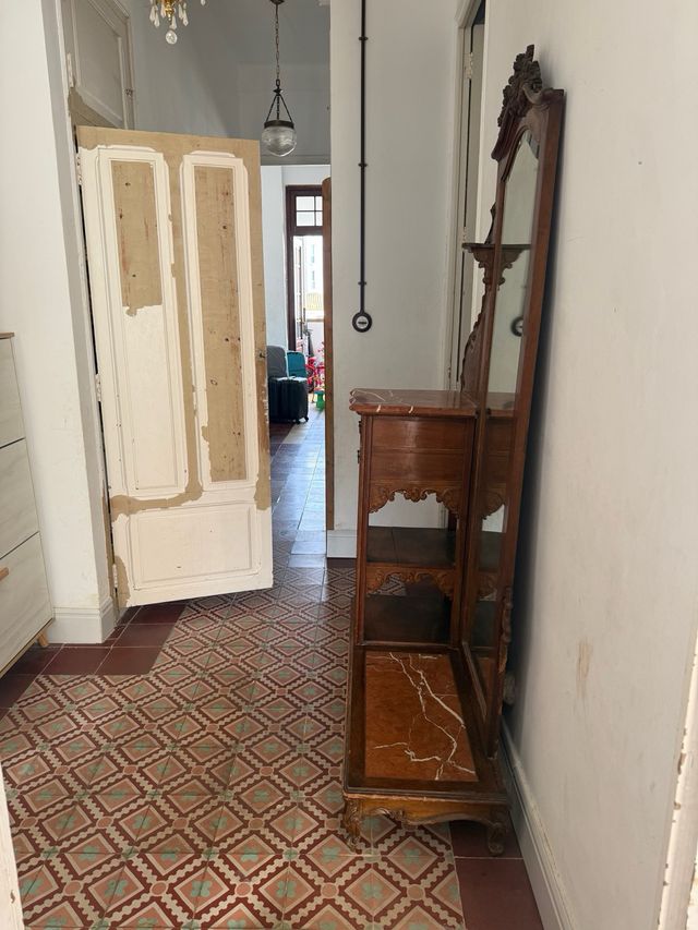 mueble recibidor con espejo. mármol y tallas