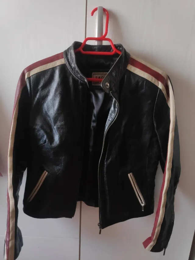 Cazadora de piel negra con detalles racing