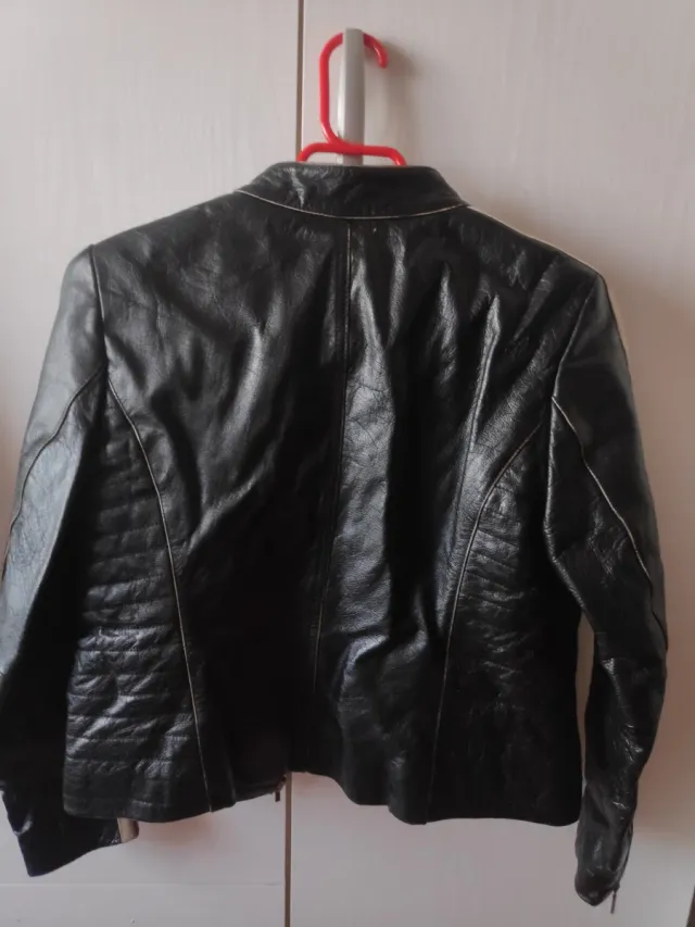 Cazadora de piel negra con detalles racing