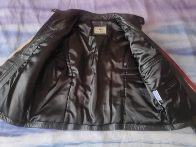 Cazadora de piel negra con detalles racing