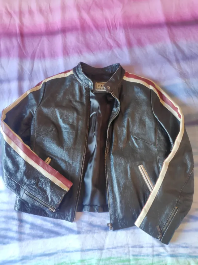 Cazadora de piel negra con detalles racing